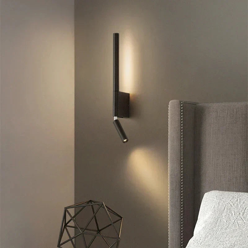 Justerbar roterende vegglampe for lesing ved sengen