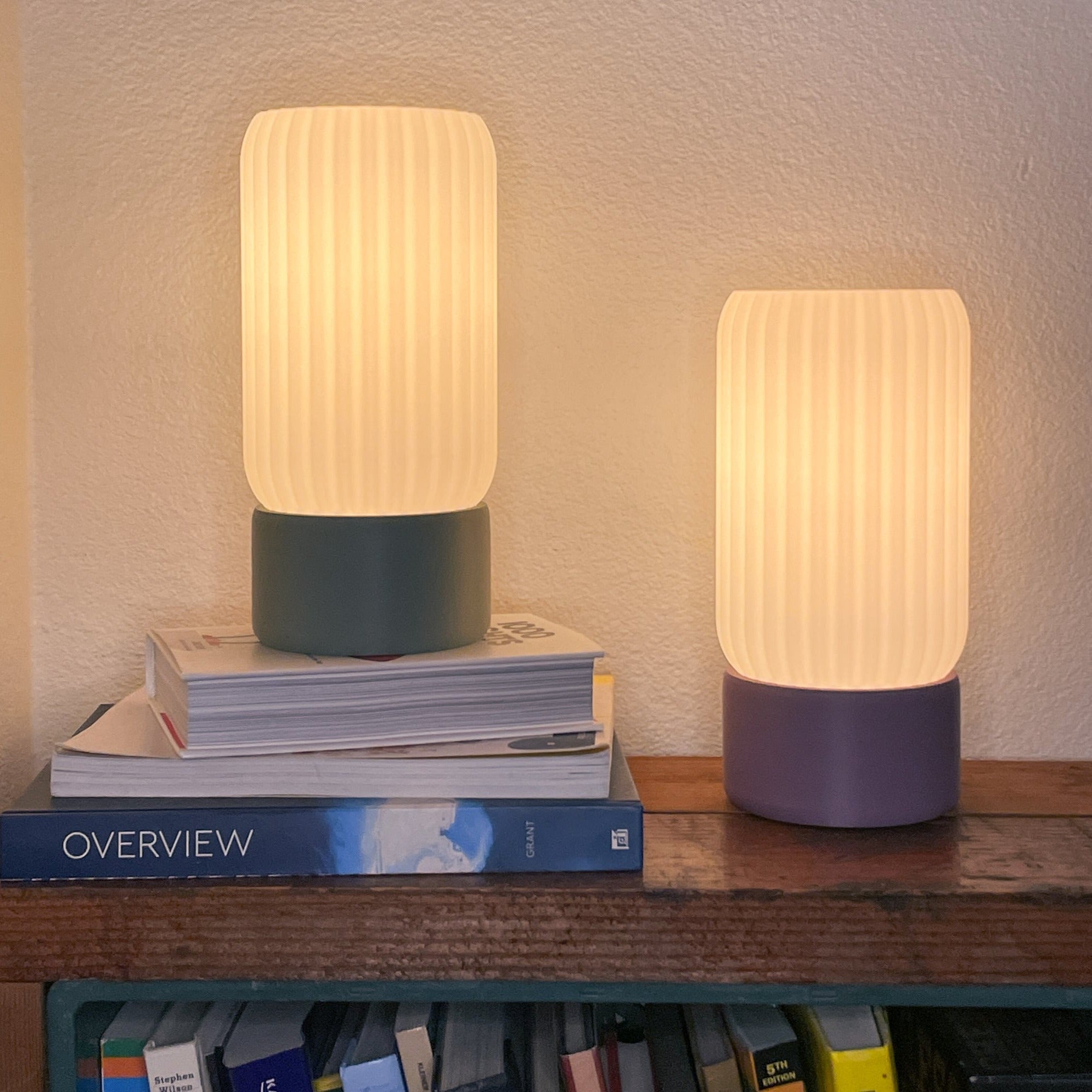 Lampa stołowa w kształcie beczki z mlecznym kloszem