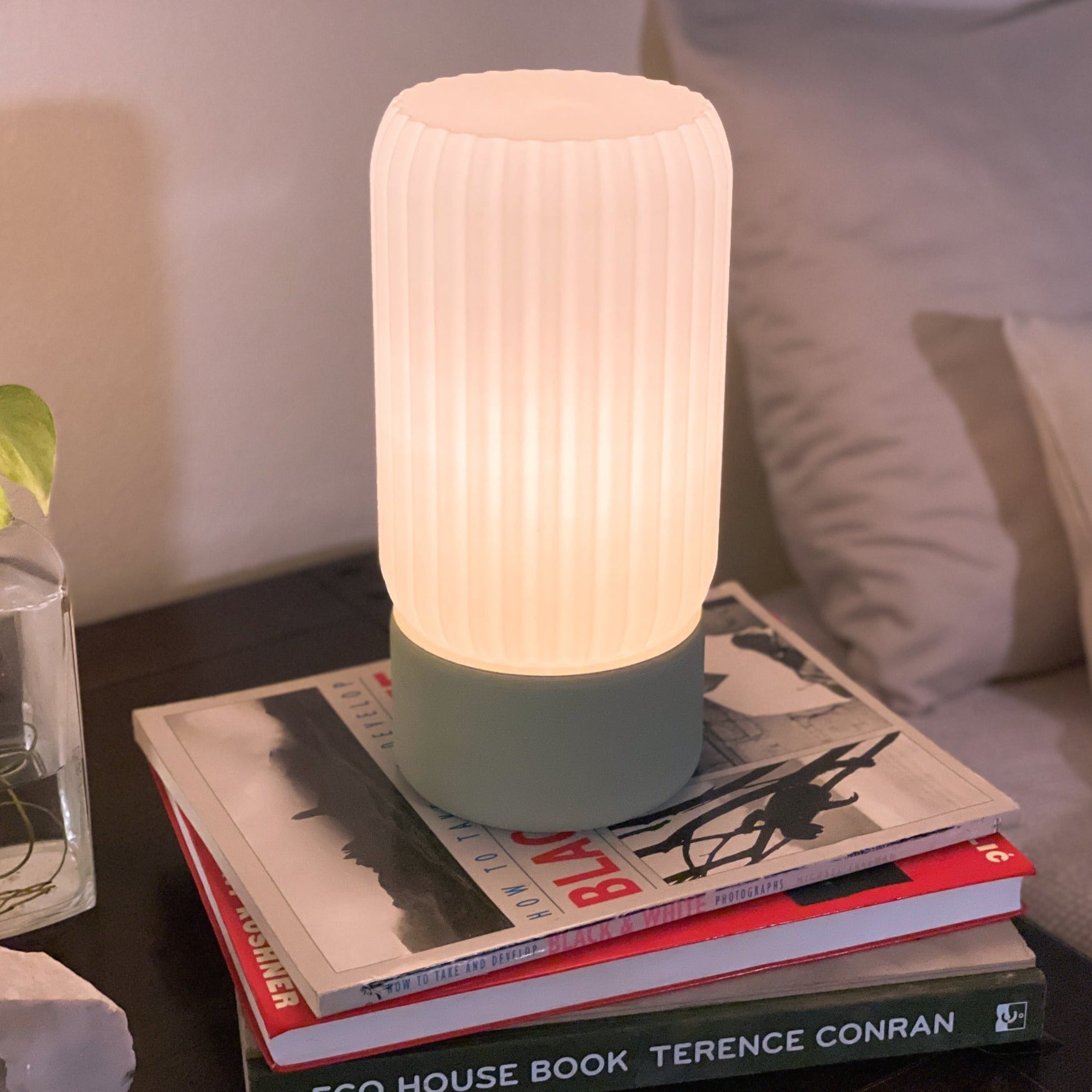 Lampa stołowa w kształcie beczki z mlecznym kloszem