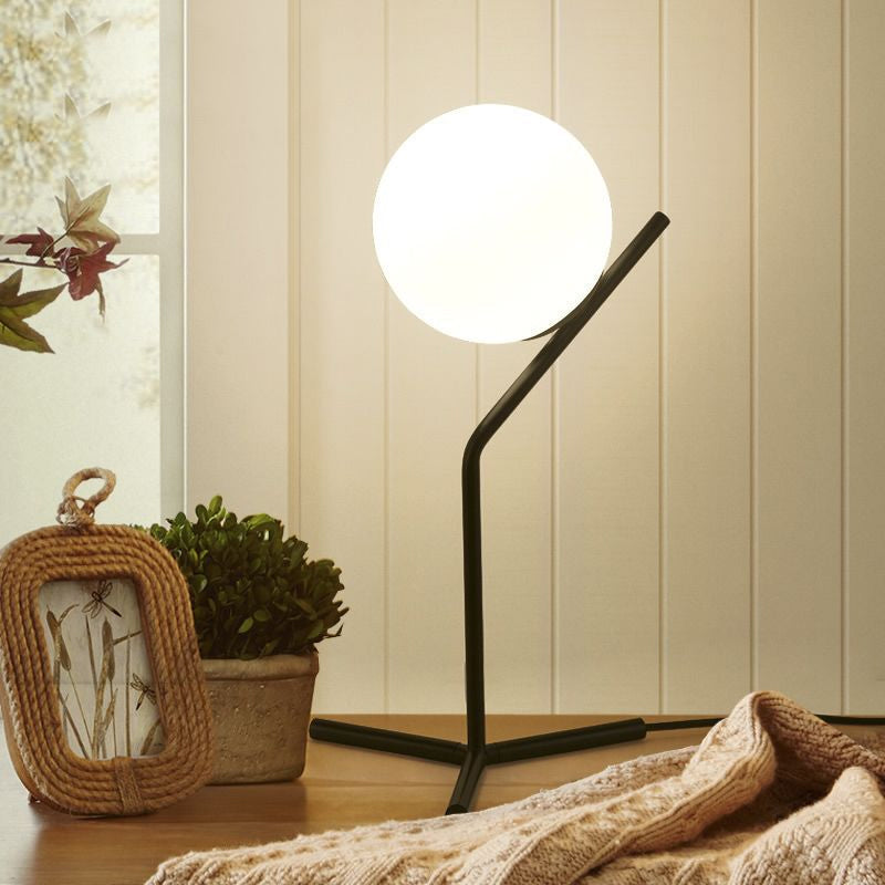 Ardena | Lampada da scrivania moderna con globo in vetro bianco a 1 luce per studio e camera da letto