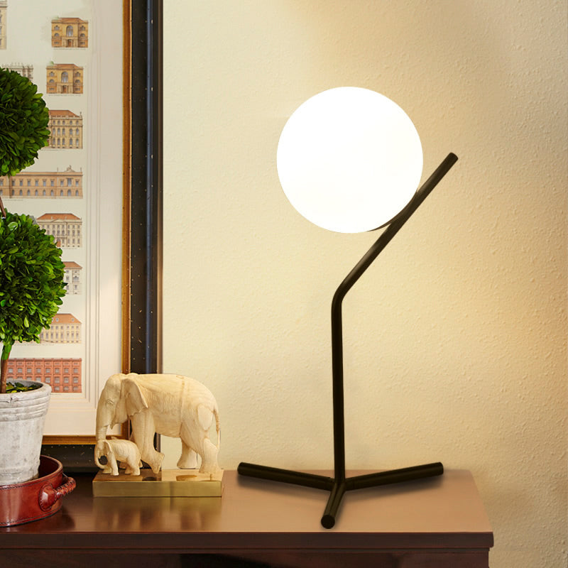 Ardena | Lampada da scrivania moderna con globo in vetro bianco a 1 luce per studio e camera da letto