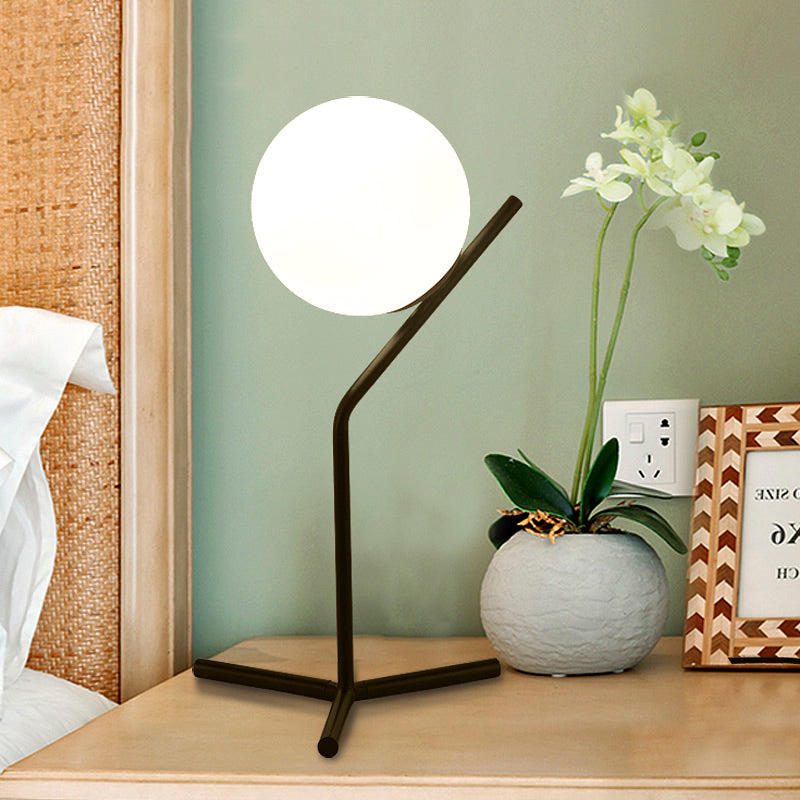 Ardena | Lampada da scrivania moderna con globo in vetro bianco a 1 luce per studio e camera da letto