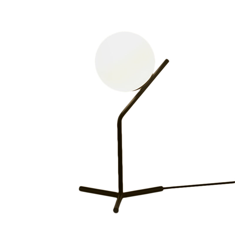 Ardena | Lampada da scrivania moderna con globo in vetro bianco a 1 luce per studio e camera da letto