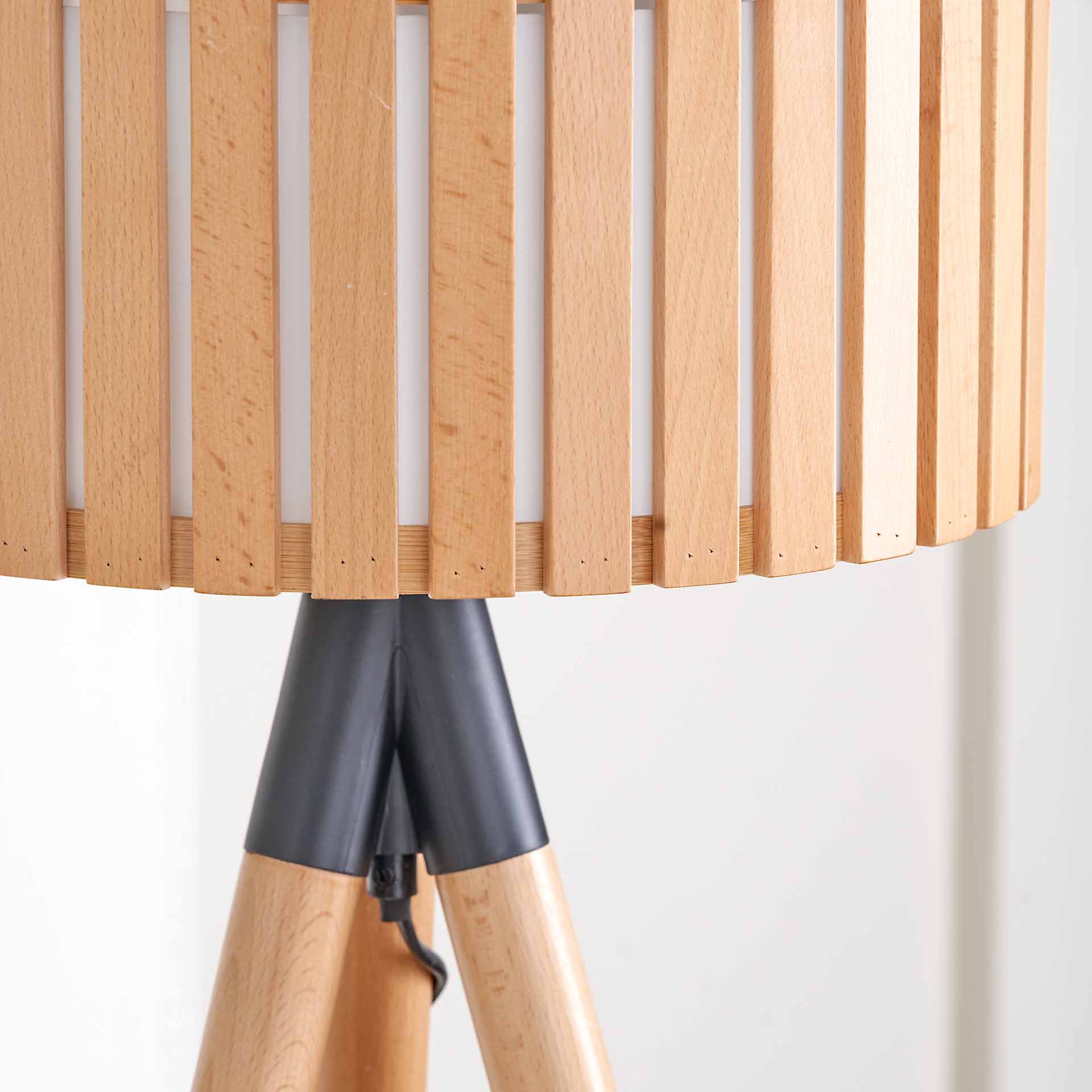 Avenby | Lampa stołowa na trójnogu z naturalnymi drewnianymi listwami