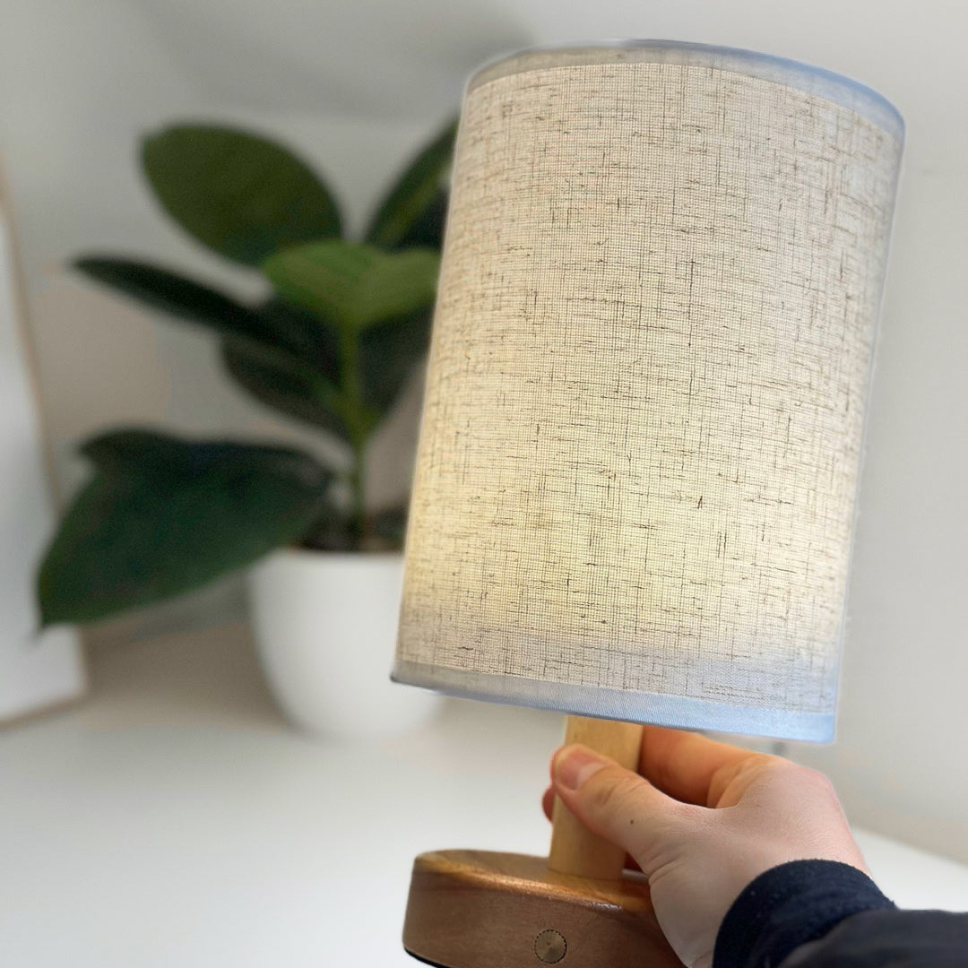 Lampada da tavolo in lino Arden Scandi