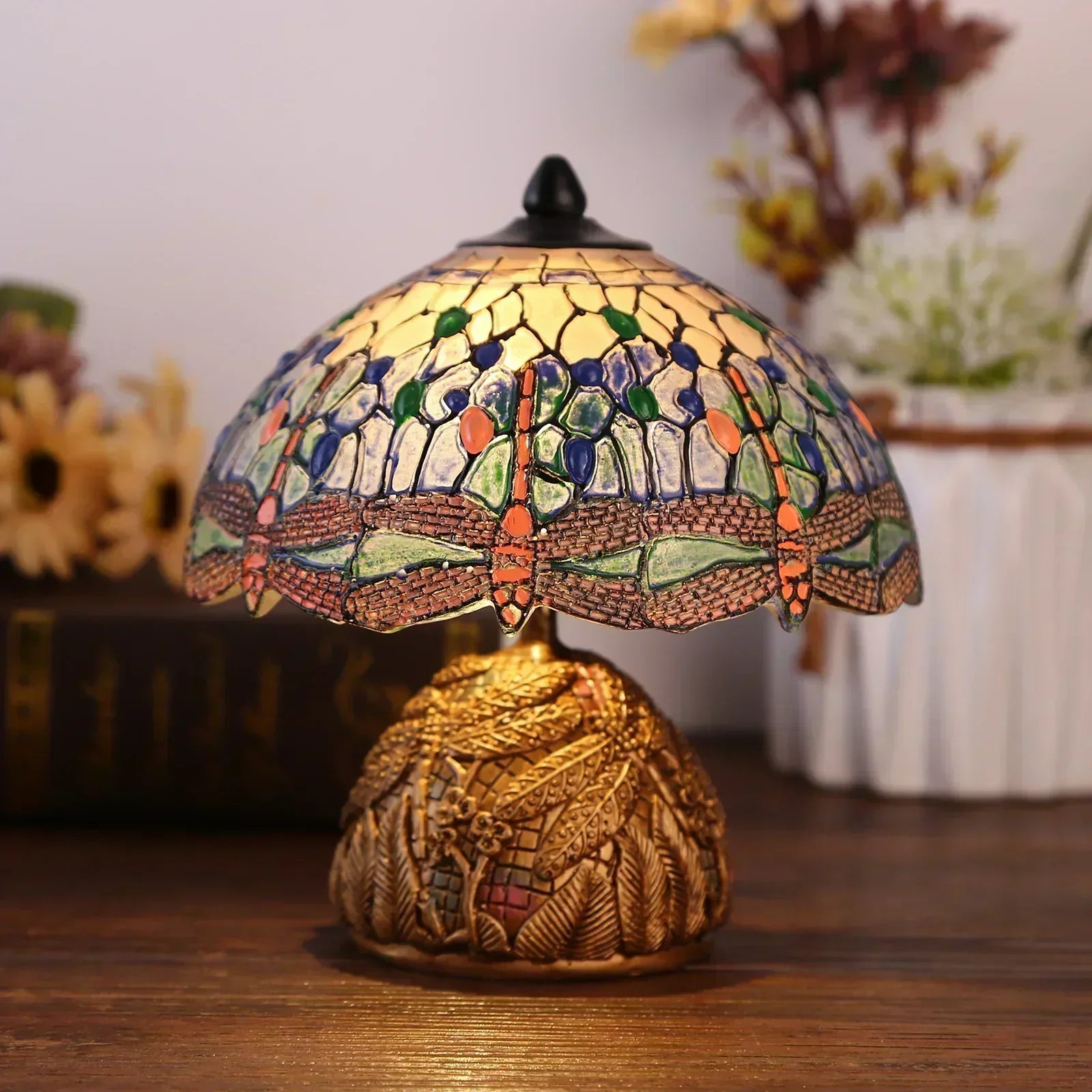 Lampada da tavolo in vetro colorato Art Nouveau con design a libellula, accento decorativo vintage per interni eleganti