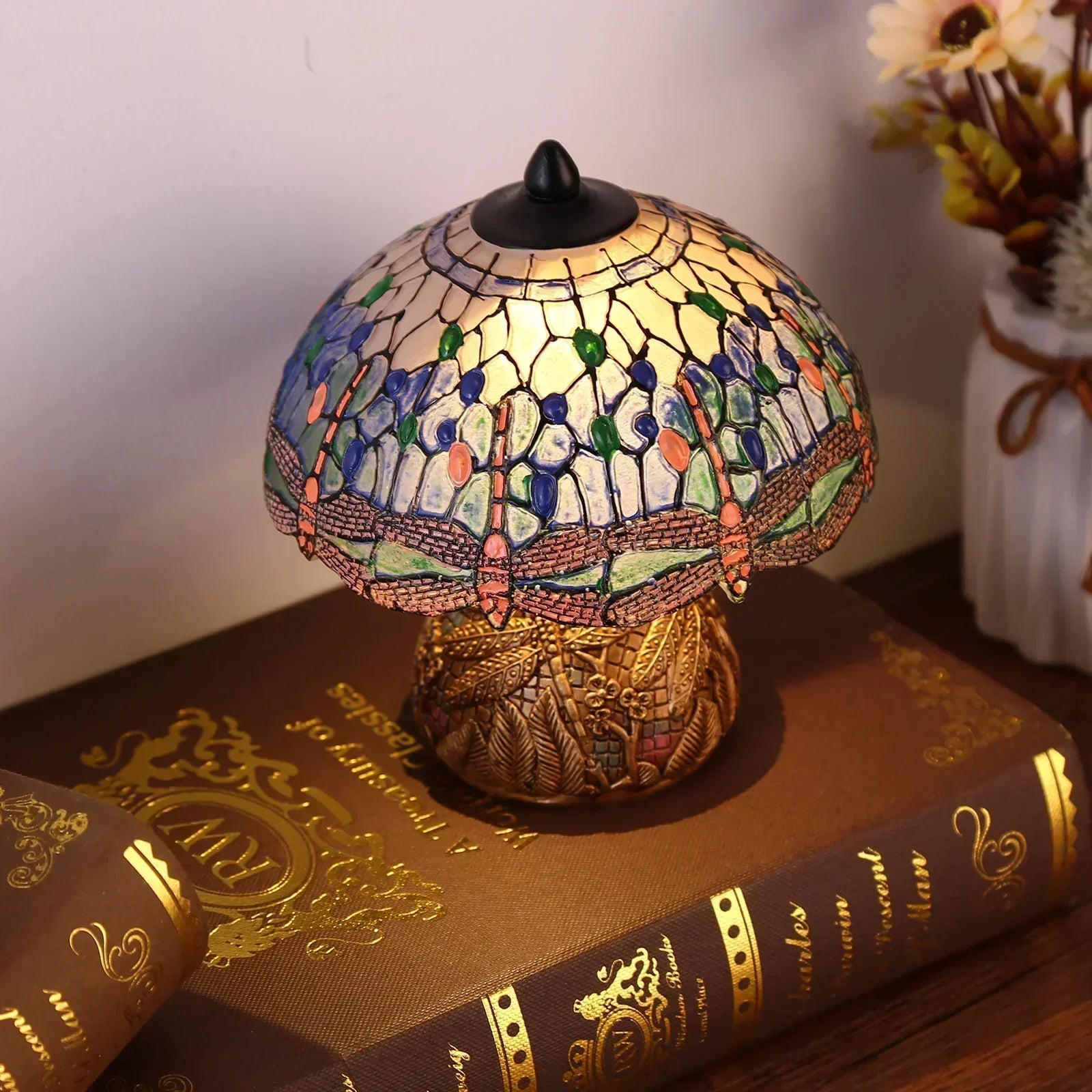 Lampada da tavolo in vetro colorato Art Nouveau con design a libellula, accento decorativo vintage per interni eleganti