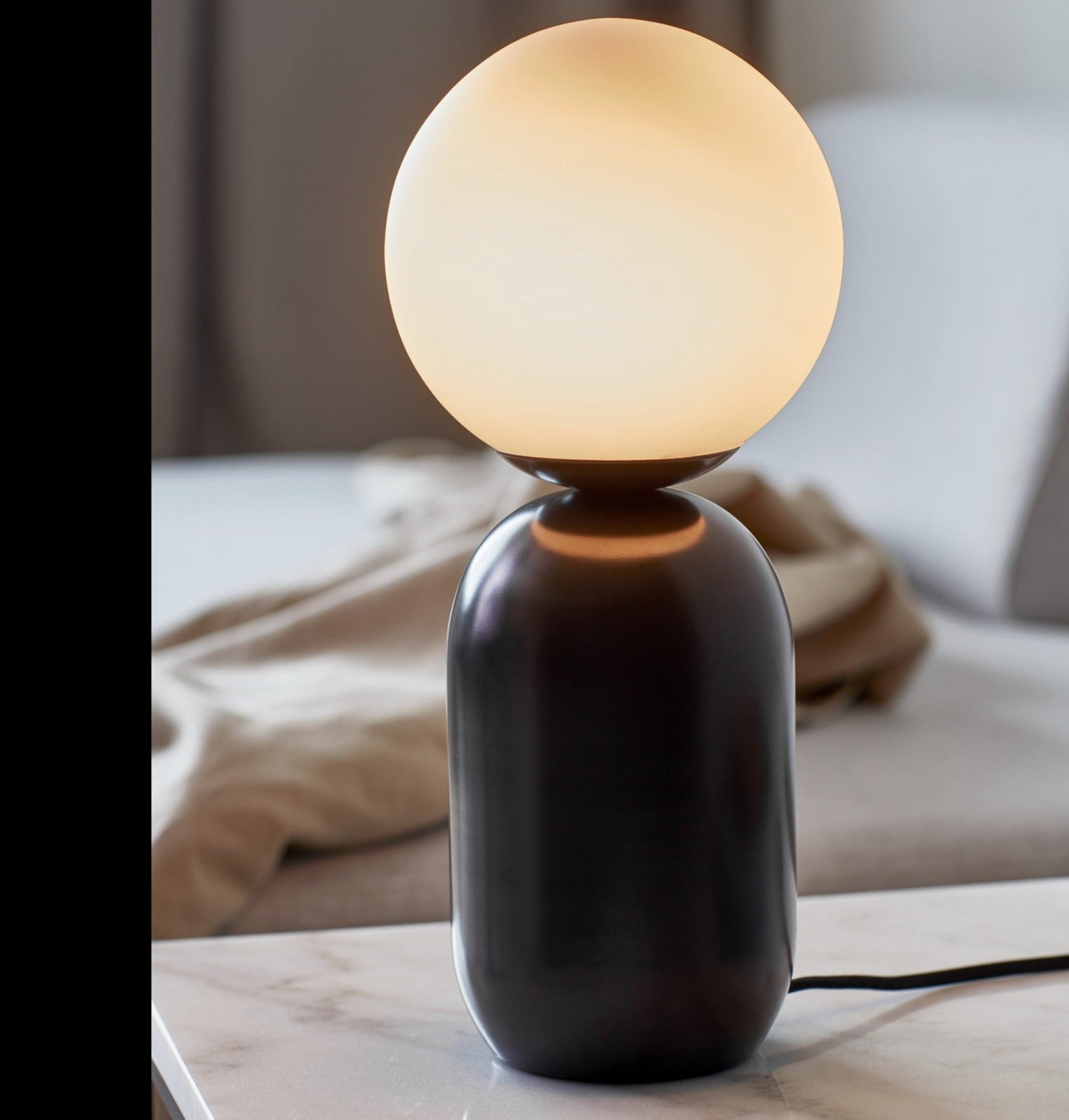 Alvara | Lampada da tavolo con globo in vetro satinato