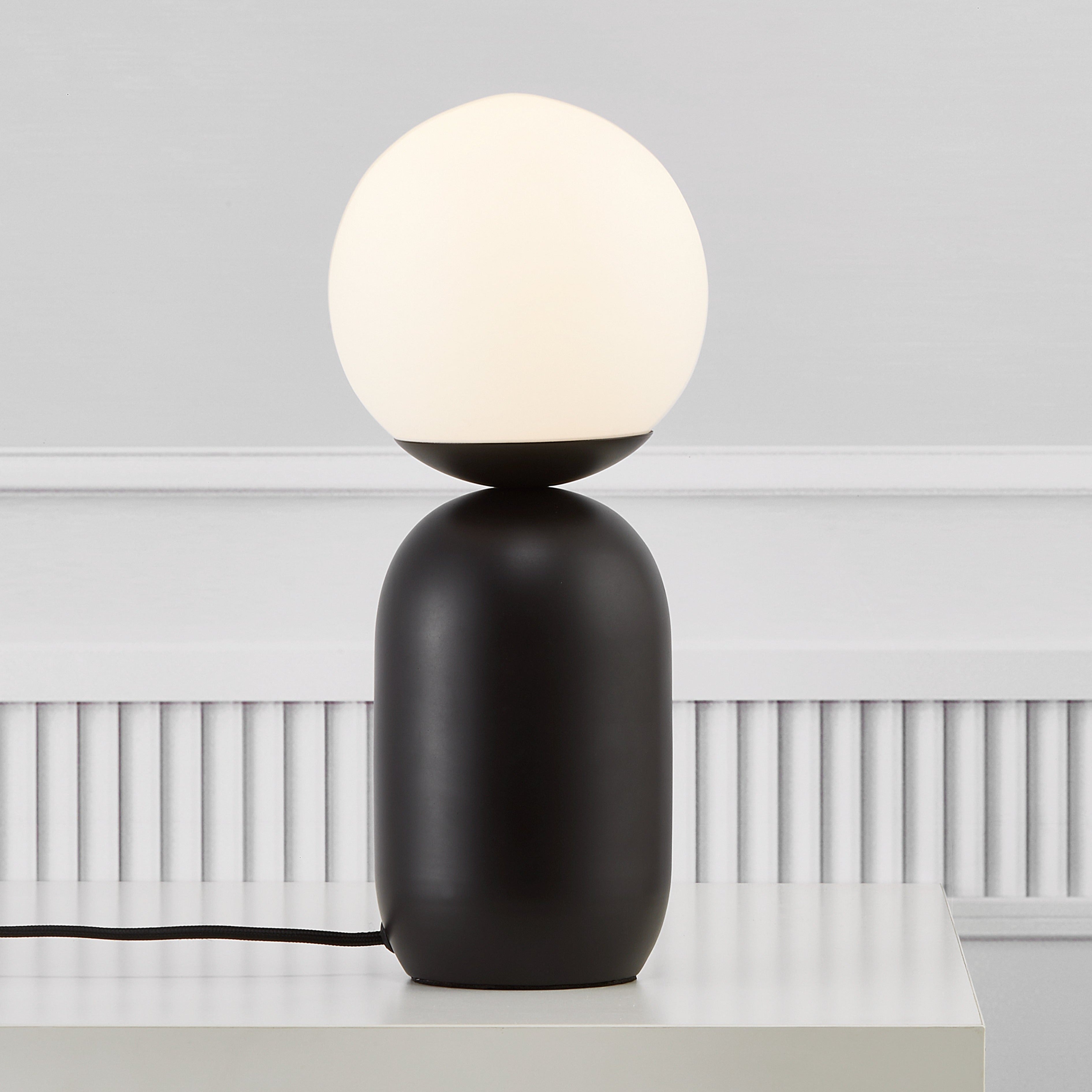 Alvara | Lampada da tavolo con globo in vetro satinato