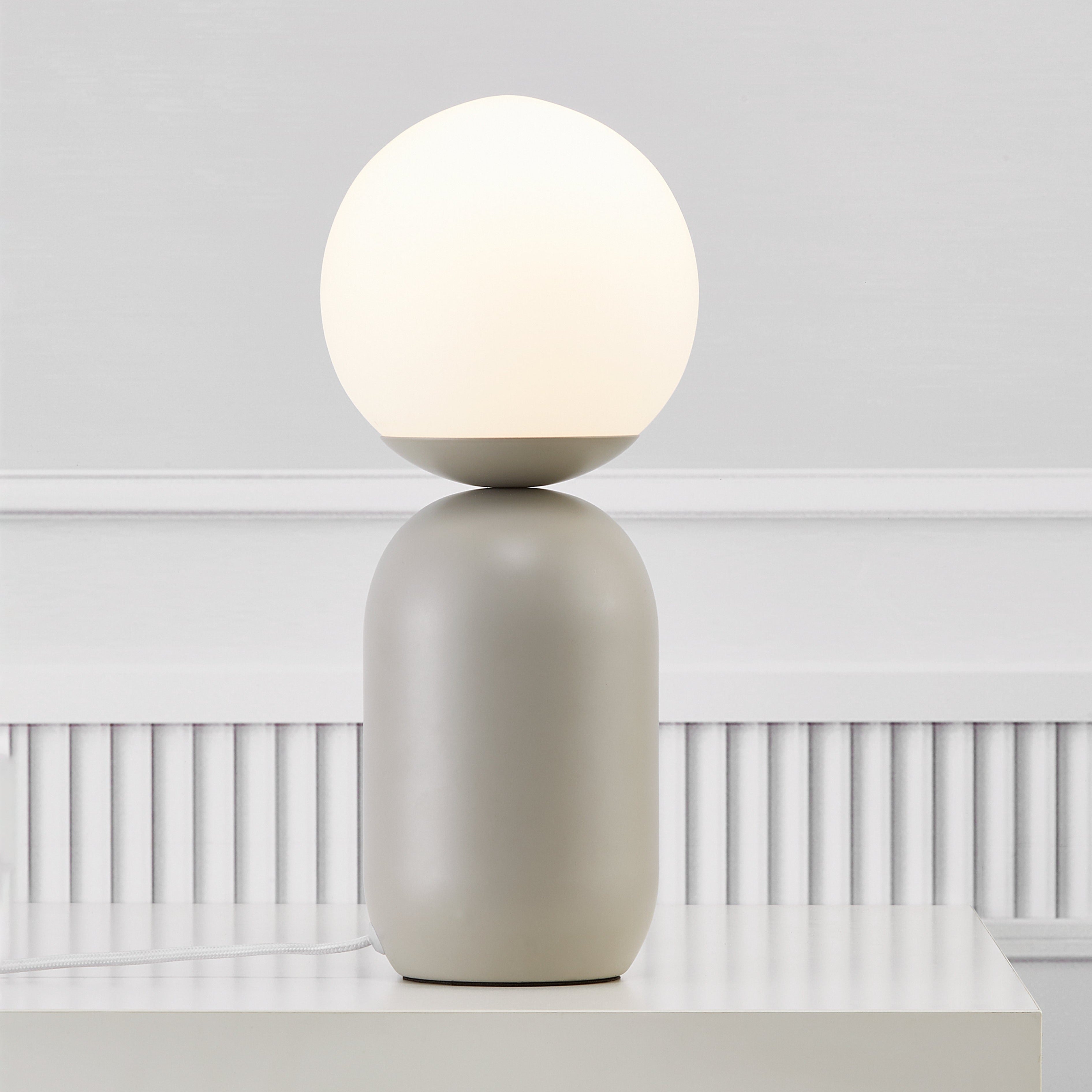 Alvara | Lampada da tavolo con globo in vetro satinato