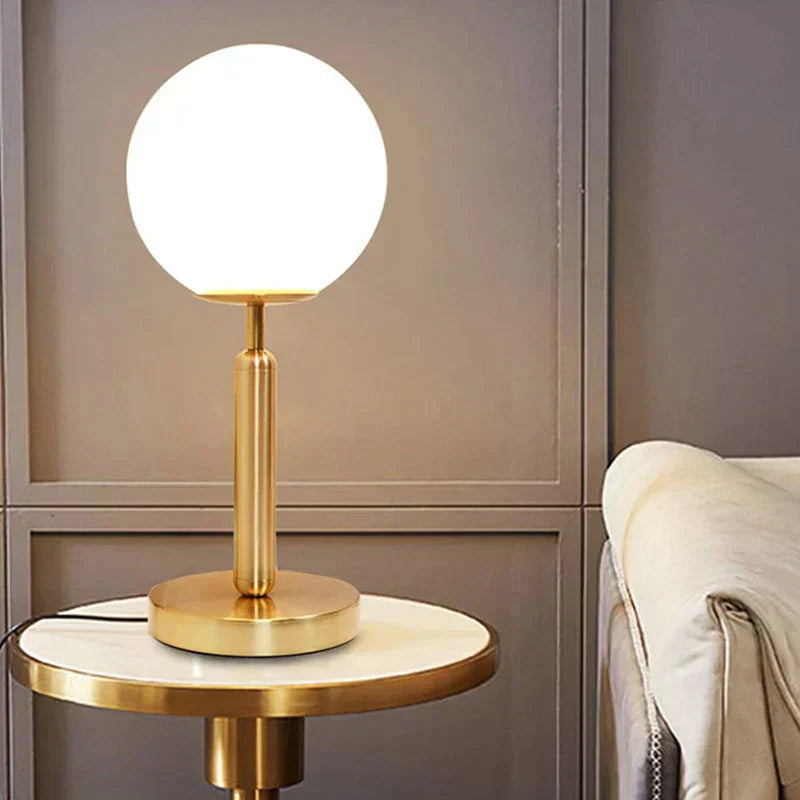 Lampada da tavolo in ottone Aurelle con globo in vetro LED, stile moderno elegante