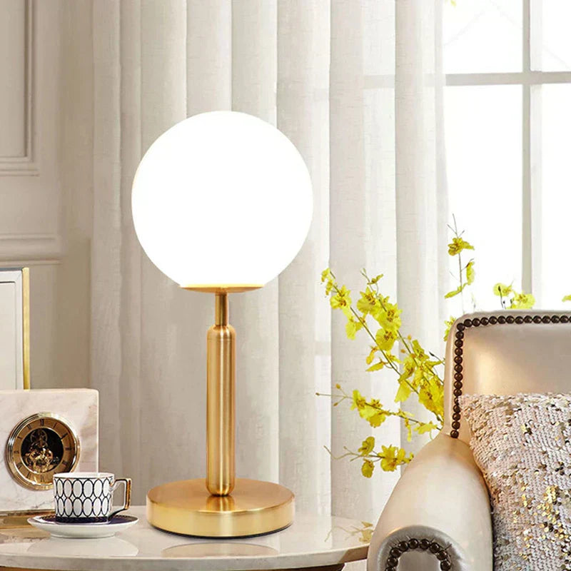 Lampada da tavolo in ottone Aurelle con globo in vetro LED, stile moderno elegante