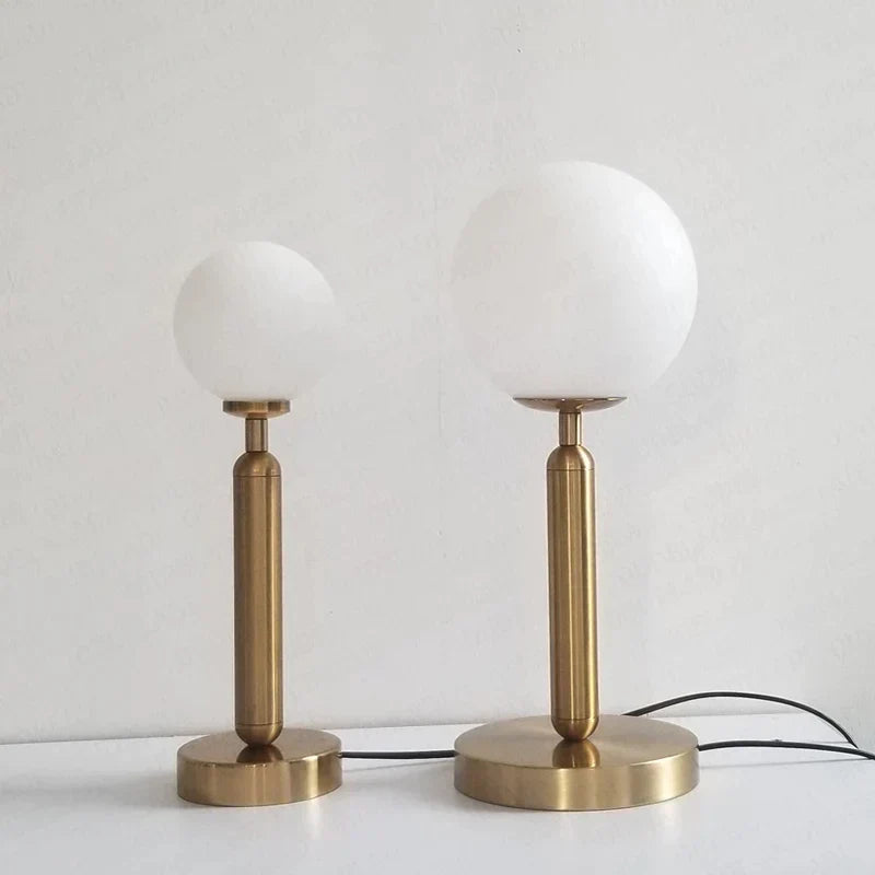 Lampada da tavolo in ottone Aurelle con globo in vetro LED, stile moderno elegante