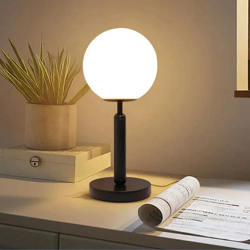 Lampada da tavolo in ottone Aurelle con globo in vetro LED, stile moderno elegante