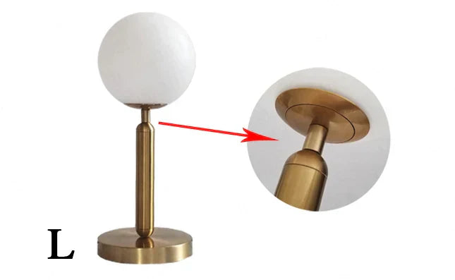 Lampada da tavolo in ottone Aurelle con globo in vetro LED, stile moderno elegante