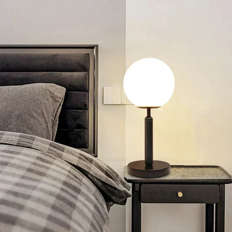 Lampada da tavolo in ottone Aurelle con globo in vetro LED, stile moderno elegante