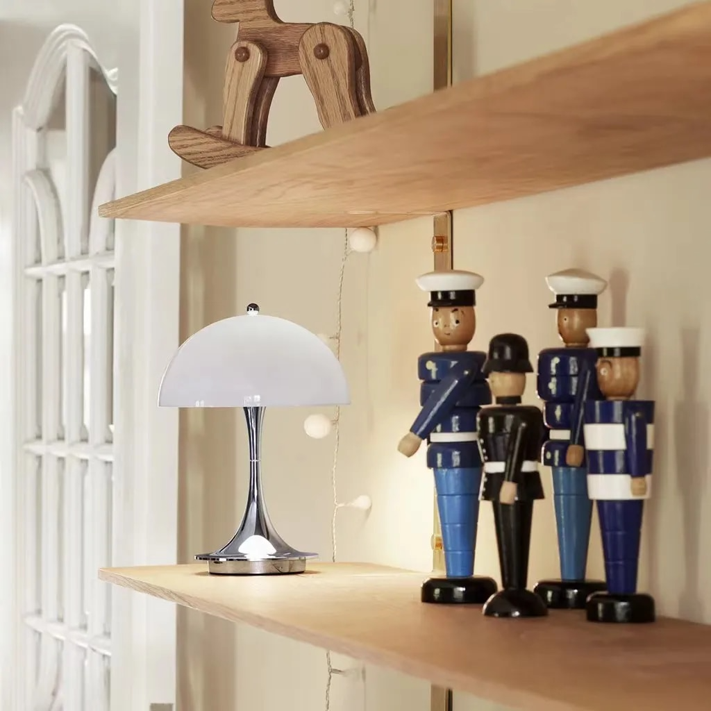 Kompaktowa lampka stołowa w kształcie grzyba od Lumo