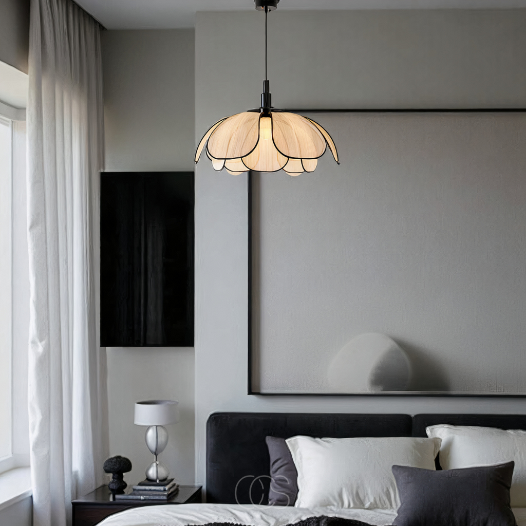 Norroe - Lampada a sospensione in rattan a forma di fiore con accenti neri