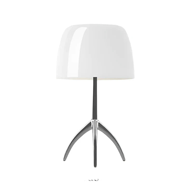Lampada da tavolo a treppiede LED moderna Arven per illuminazione da scrivania elegante