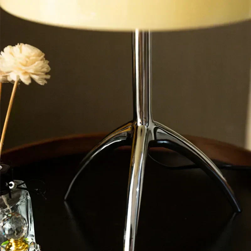 Lampada da tavolo a treppiede LED moderna Arven per illuminazione da scrivania elegante