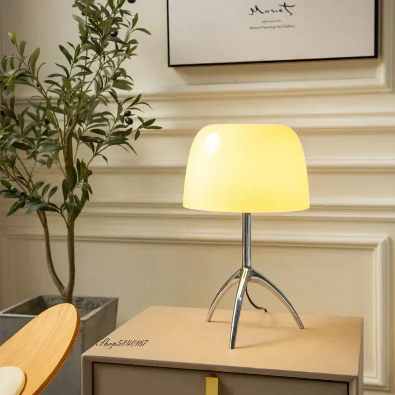 Lampada da tavolo a treppiede LED moderna Arven per illuminazione da scrivania elegante