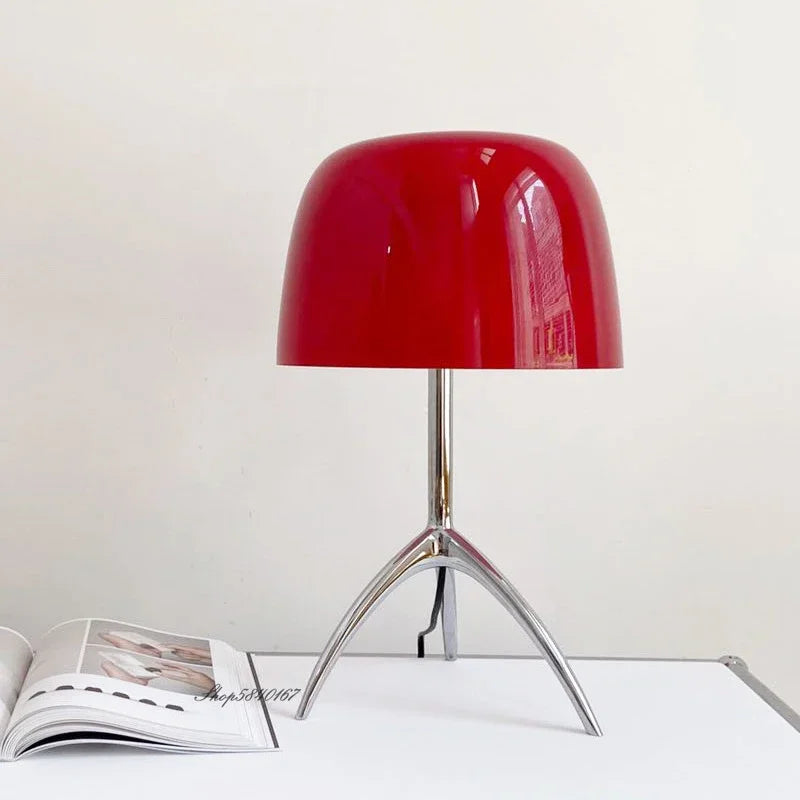 Lampada da tavolo a treppiede LED moderna Arven per illuminazione da scrivania elegante