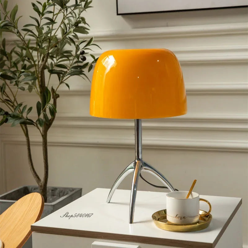 Lampada da tavolo a treppiede LED moderna Arven per illuminazione da scrivania elegante
