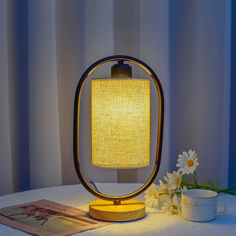 Retro drewniana lampa stołowa LED