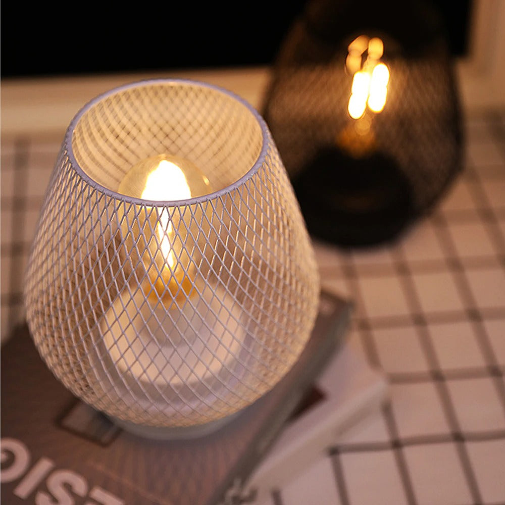 Lampa nocna z industrialną klatką