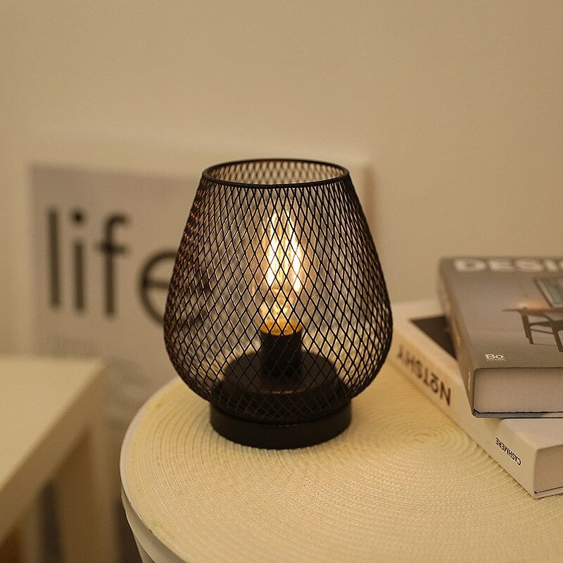 Lampa nocna z industrialną klatką