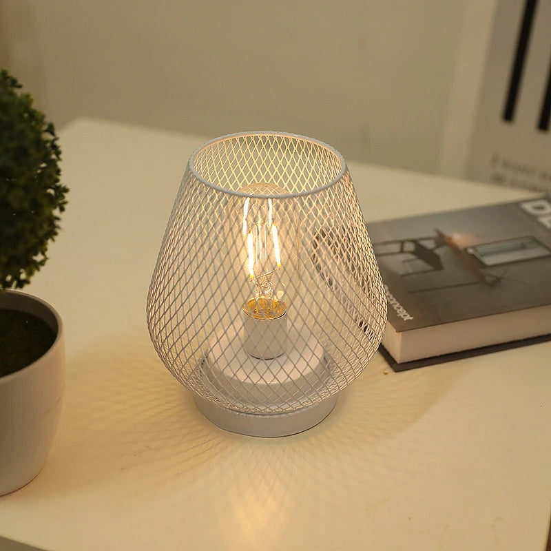 Lampa nocna z industrialną klatką