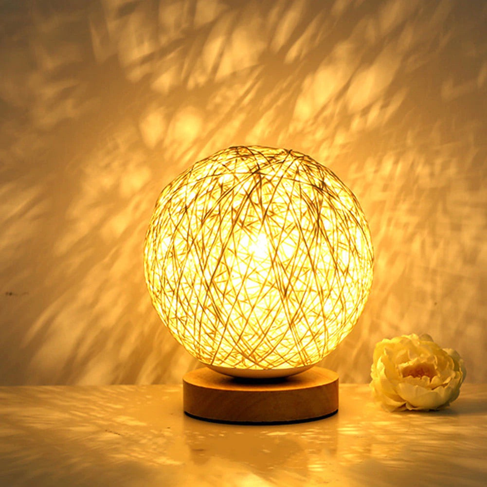 Lampa nocna z kulą z rattanu
