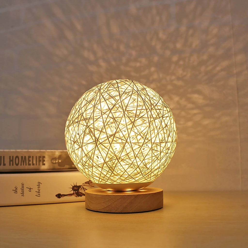Lampa nocna z kulą z rattanu