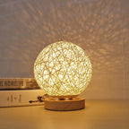 Lampa nocna z kulą z rattanu
