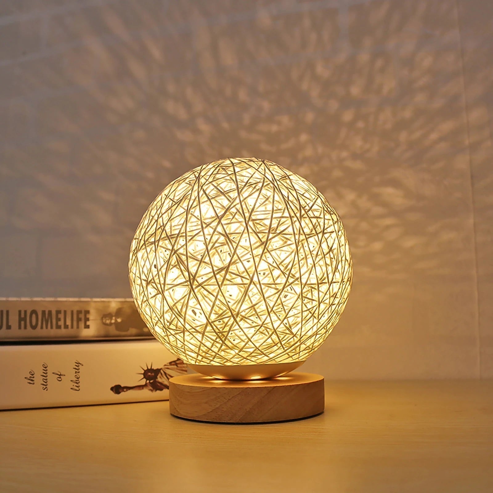 Lampa nocna z kulą z rattanu