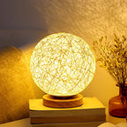Lampa nocna z kulą z rattanu