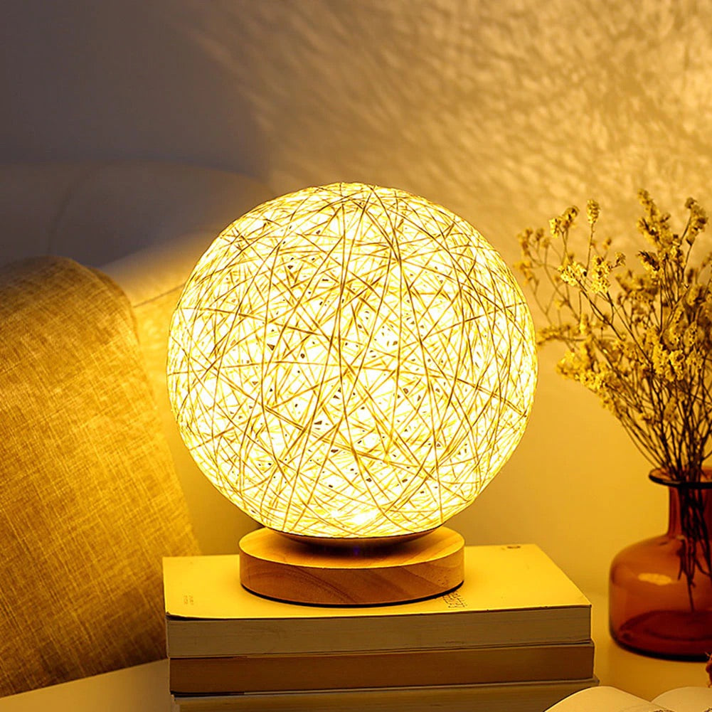 Lampa nocna z kulą z rattanu