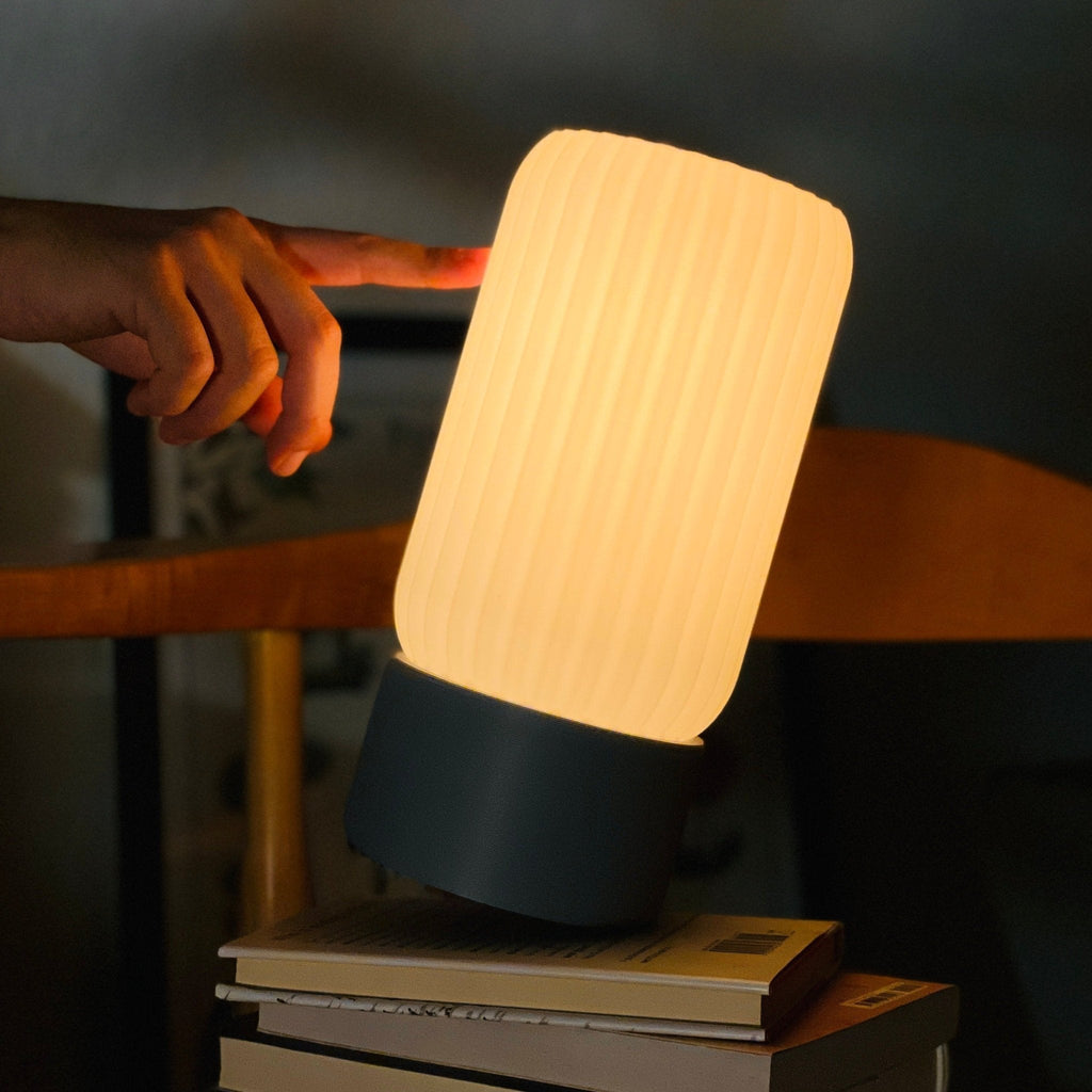 Lampa stołowa w kształcie beczki z mlecznym kloszem