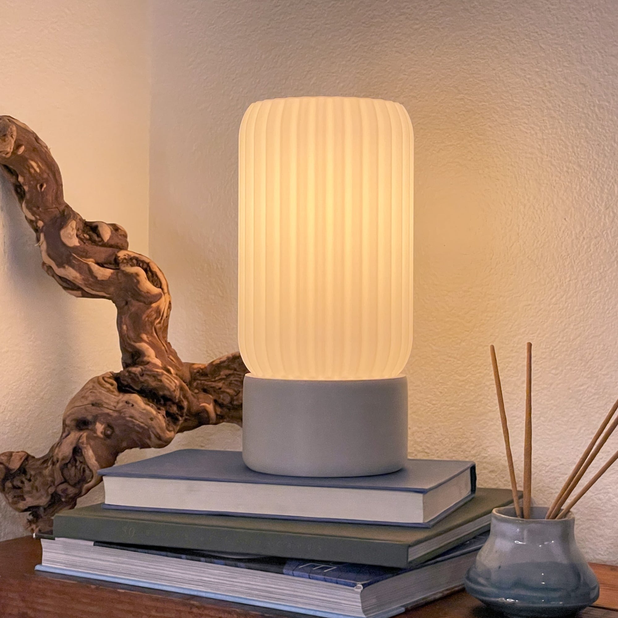 Lampa stołowa w kształcie beczki z mlecznym kloszem