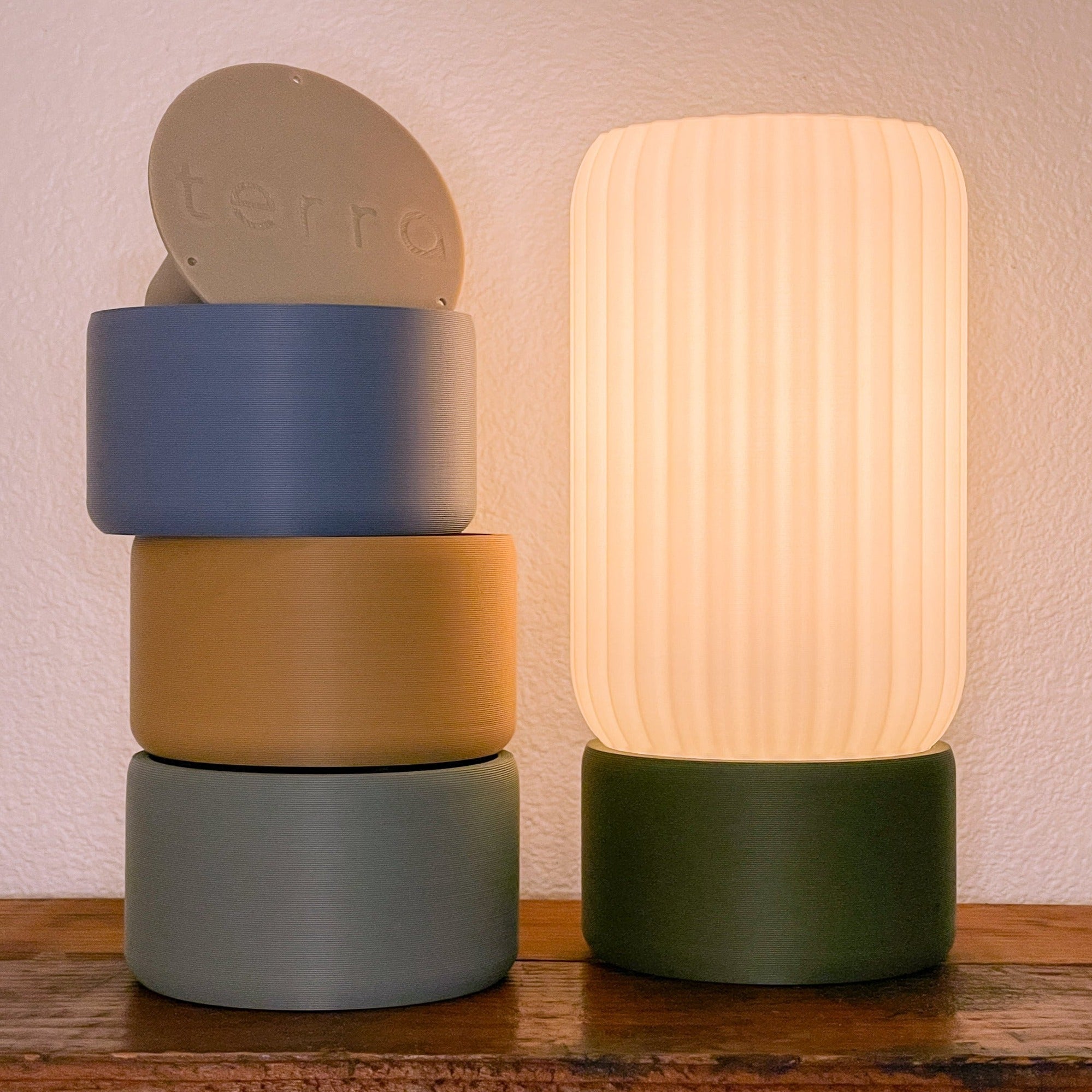 Lampa stołowa w kształcie beczki z mlecznym kloszem