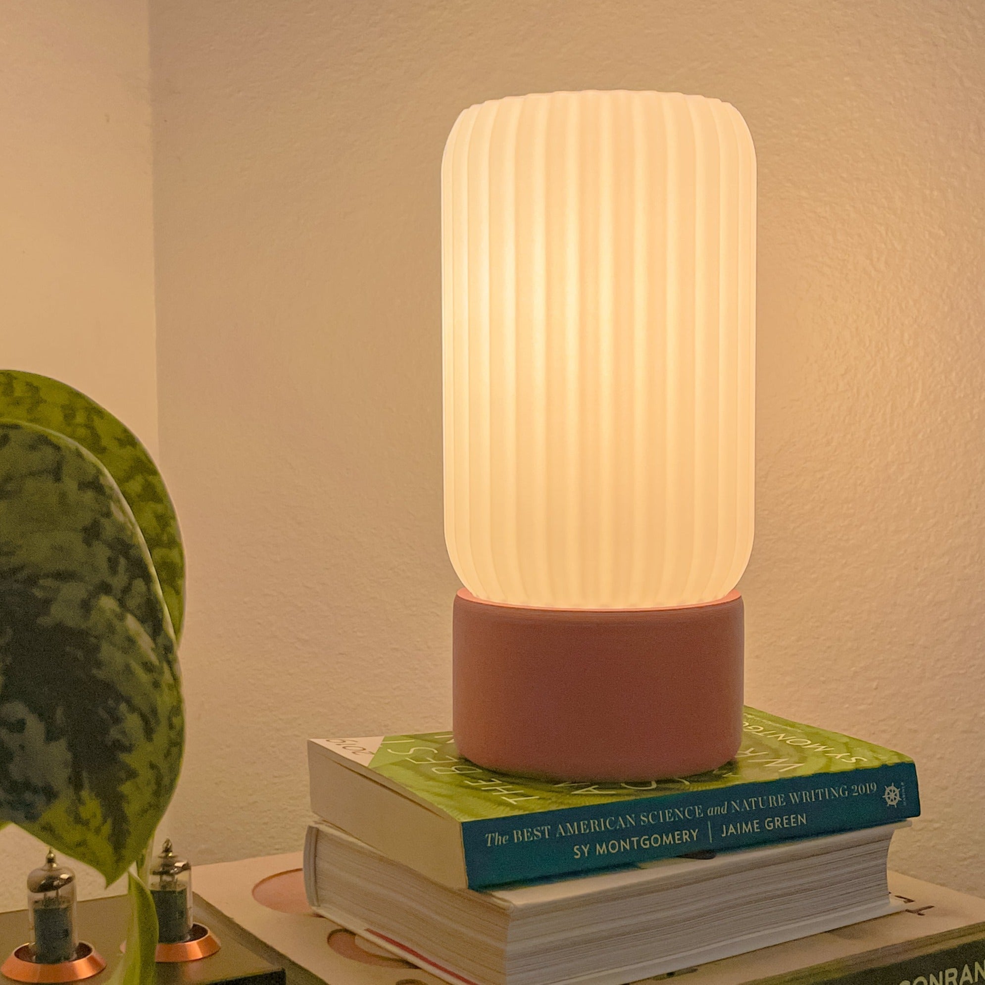 Lampa stołowa w kształcie beczki z mlecznym kloszem