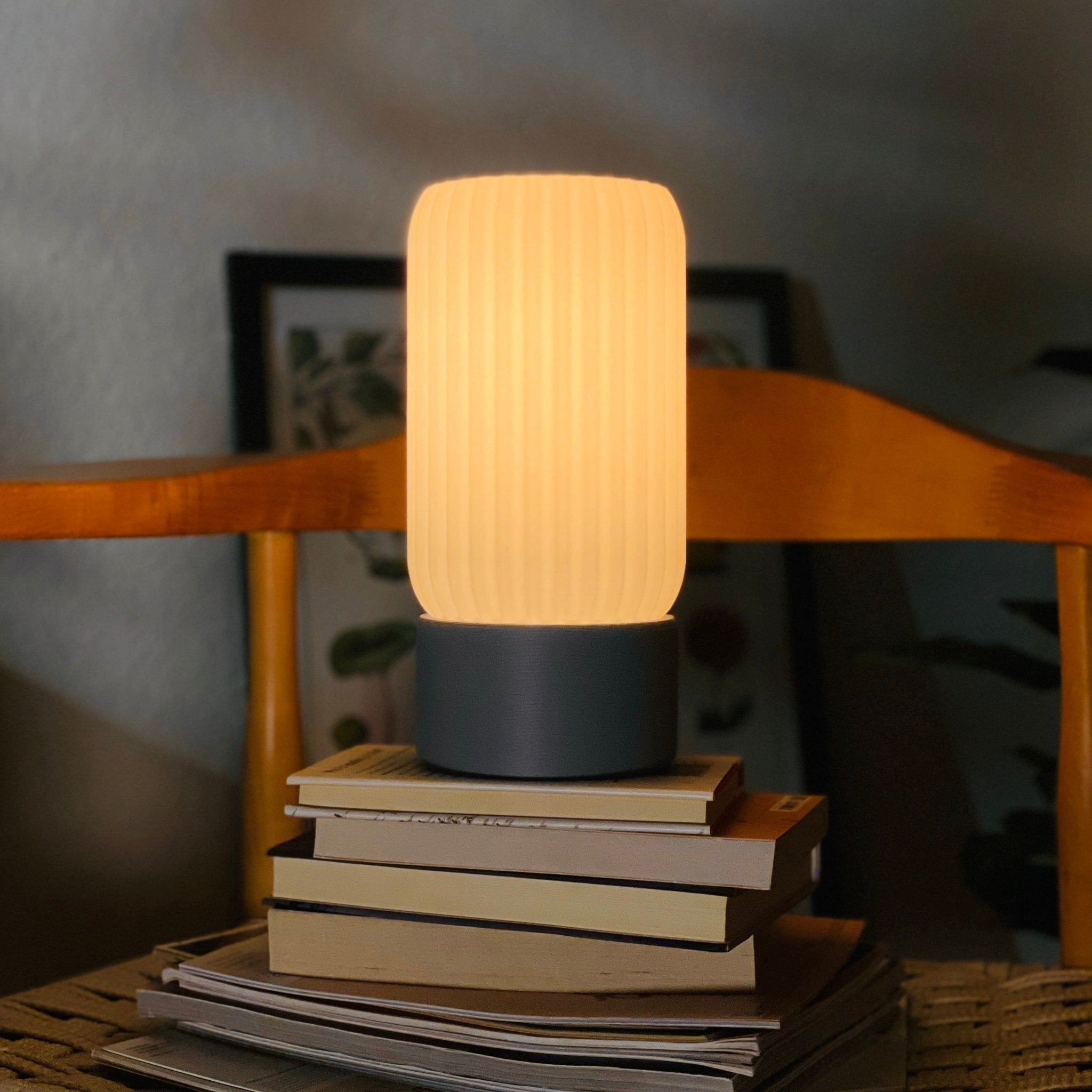 Lampa stołowa w kształcie beczki z mlecznym kloszem