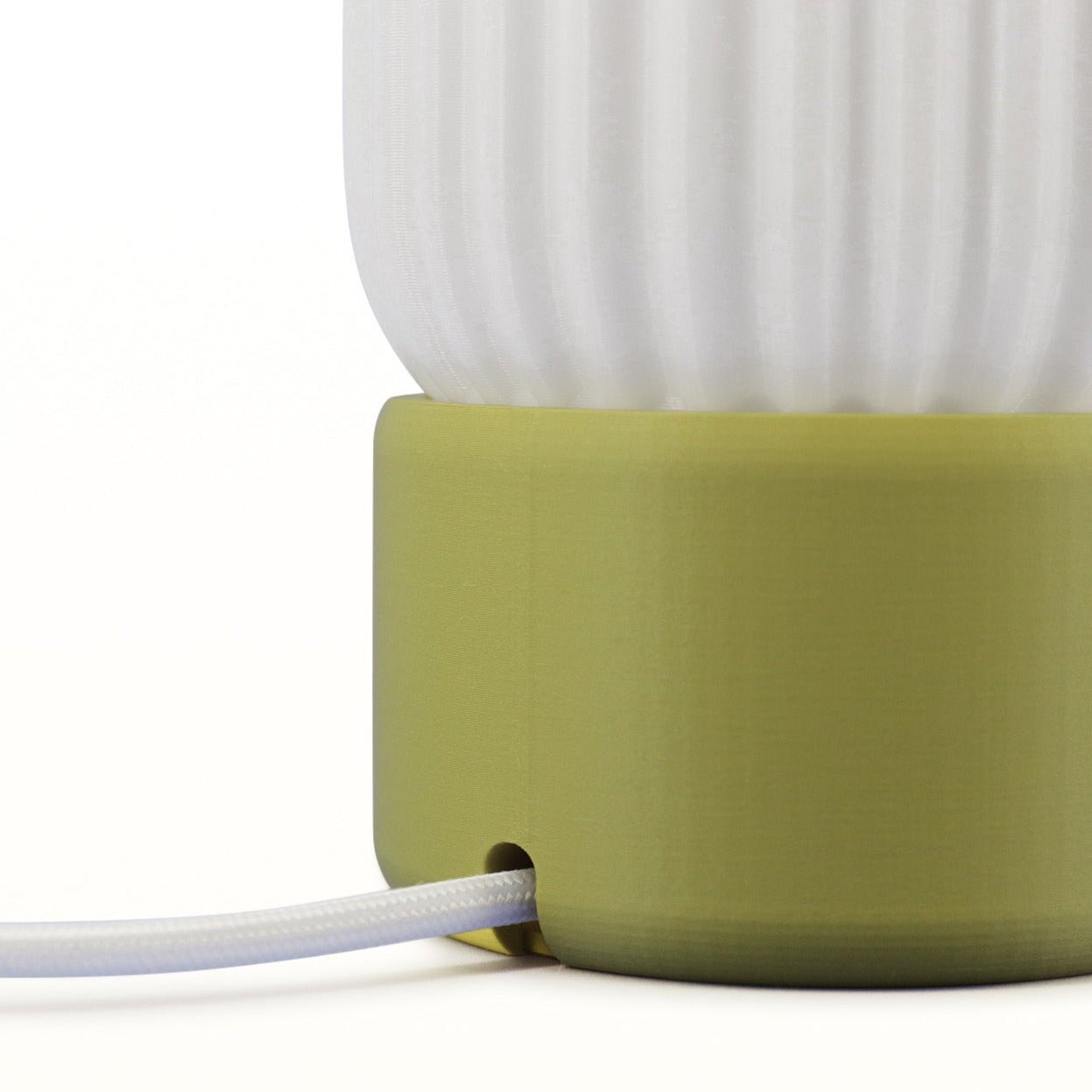 Lampa stołowa w kształcie beczki z mlecznym kloszem