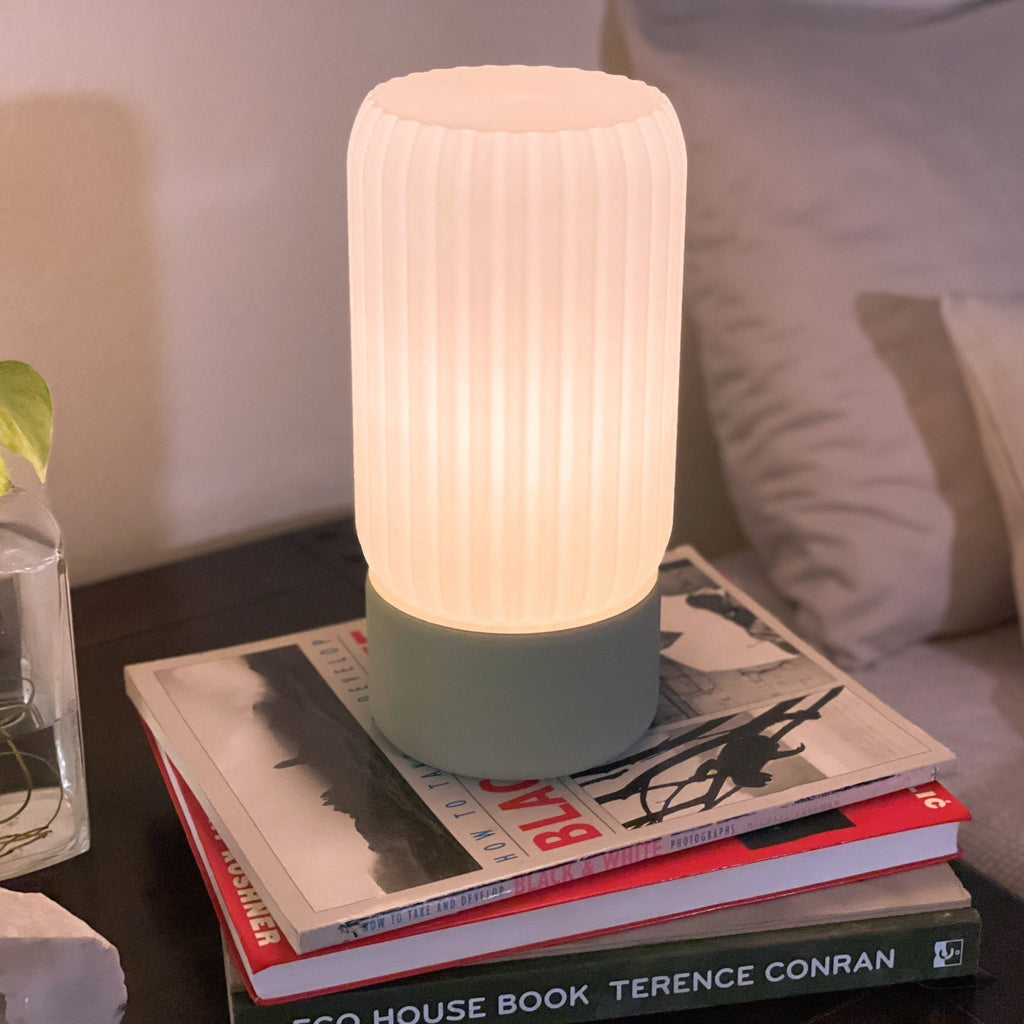 Lampa stołowa w kształcie beczki z mlecznym kloszem