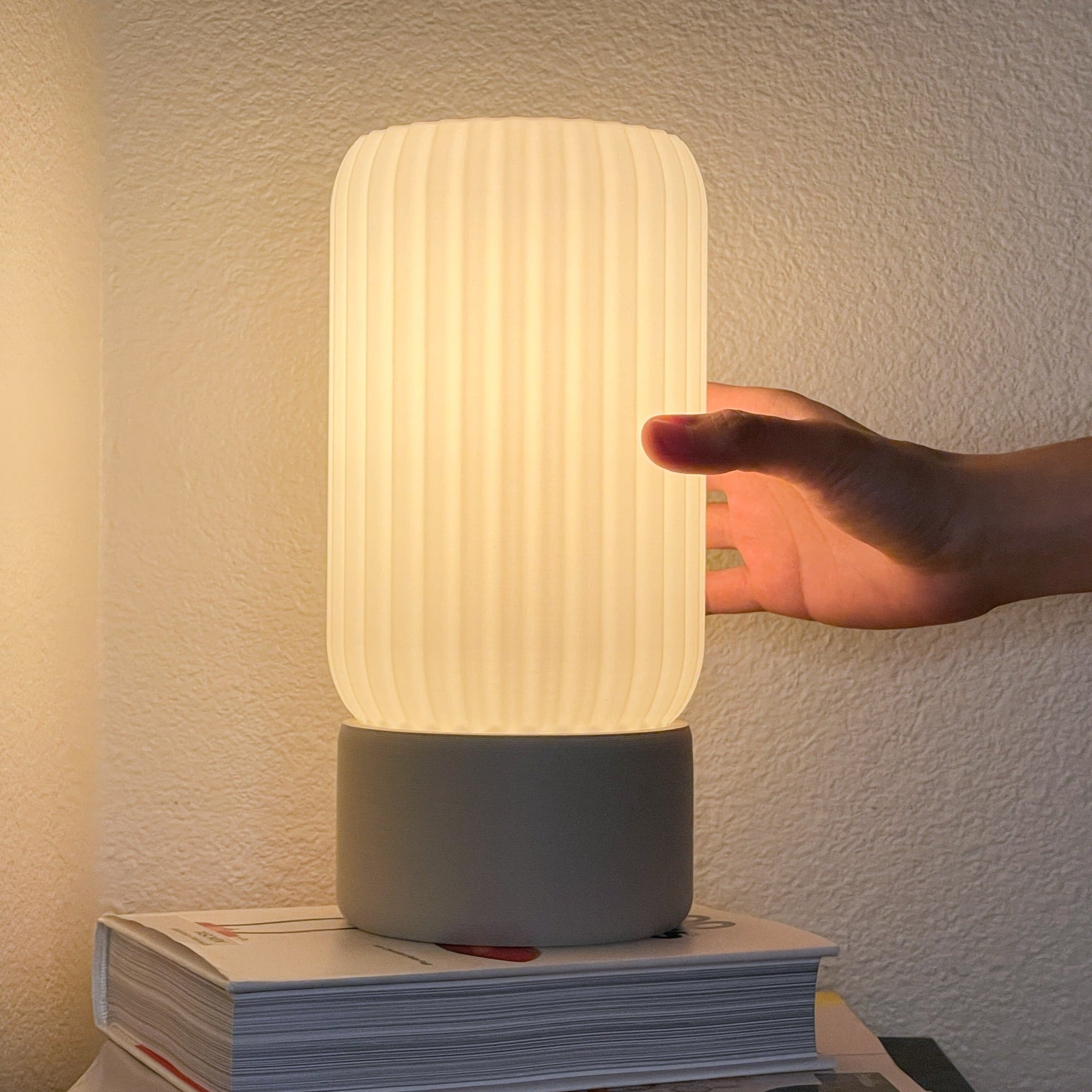 Lampa stołowa w kształcie beczki z mlecznym kloszem