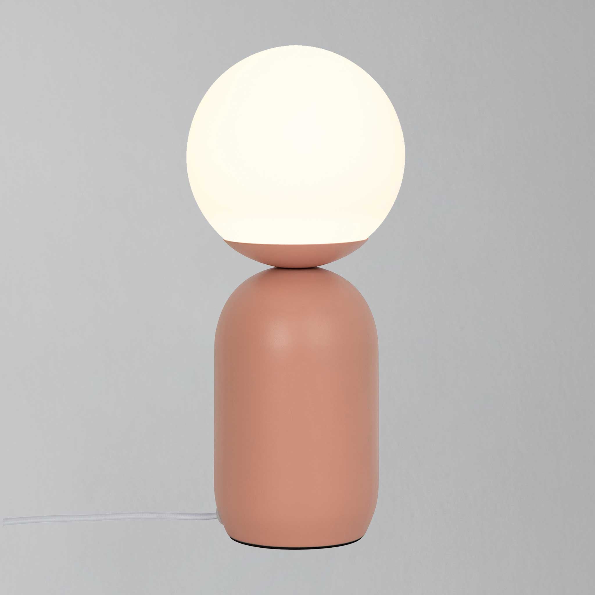 Alvara | Lampada da tavolo con globo in vetro satinato