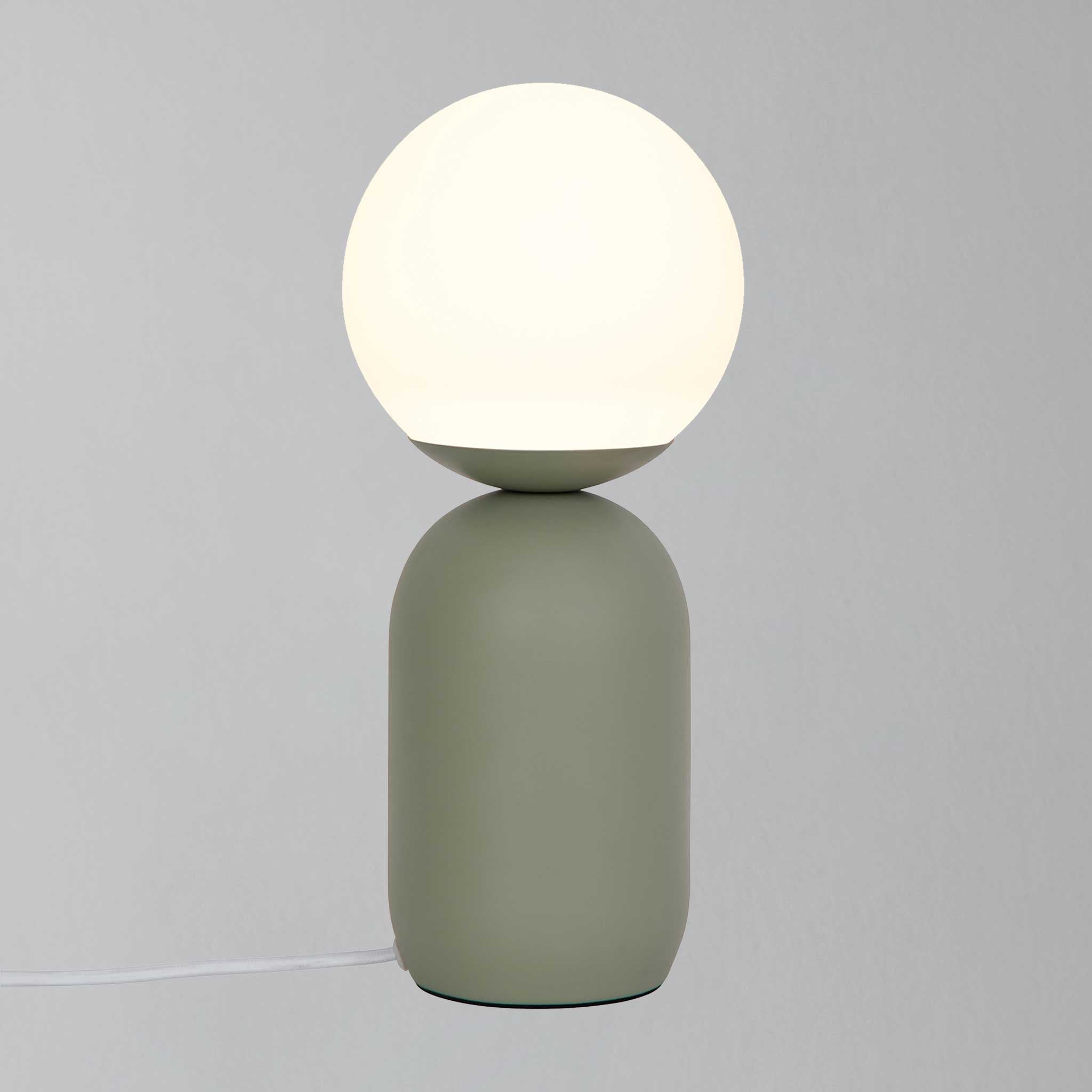 Alvara | Lampada da tavolo con globo in vetro satinato