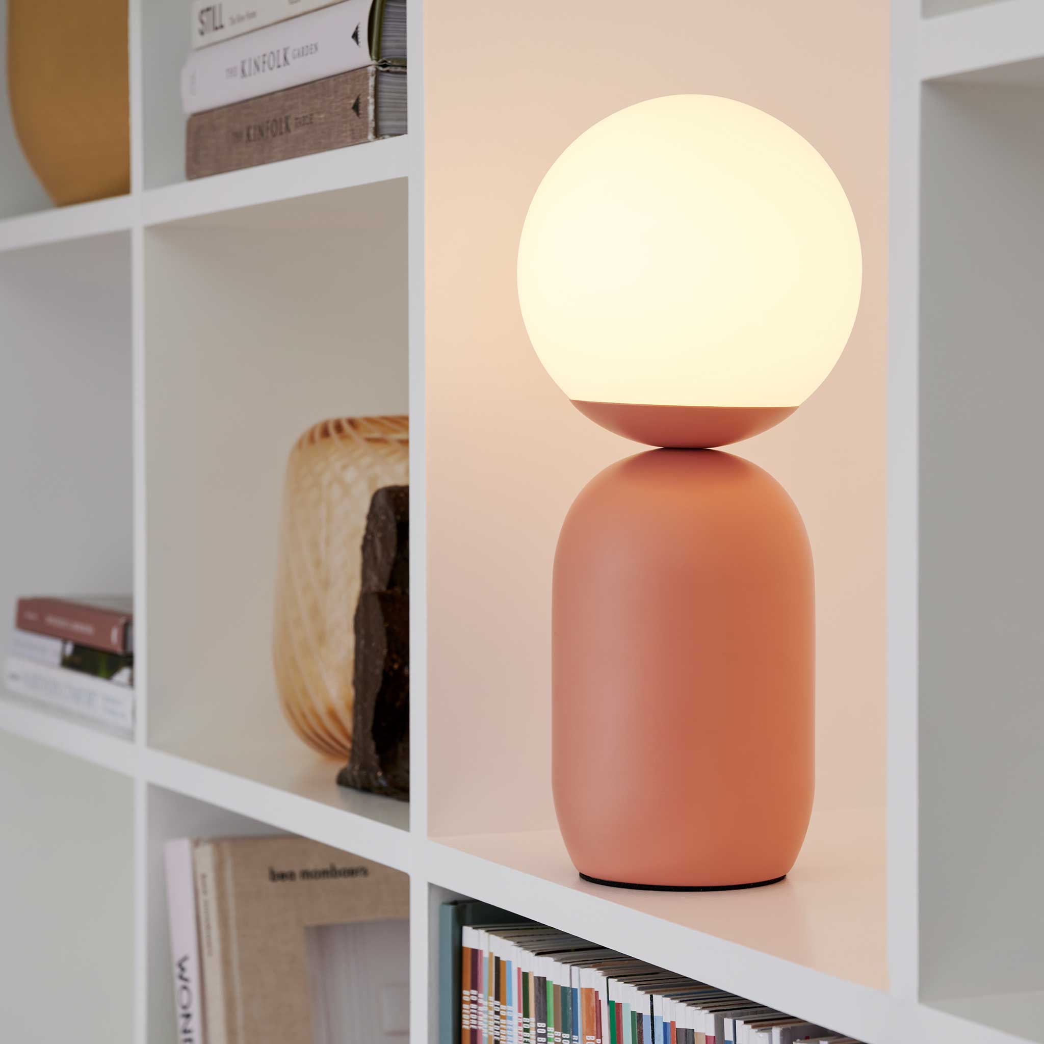 Alvara | Lampada da tavolo con globo in vetro satinato