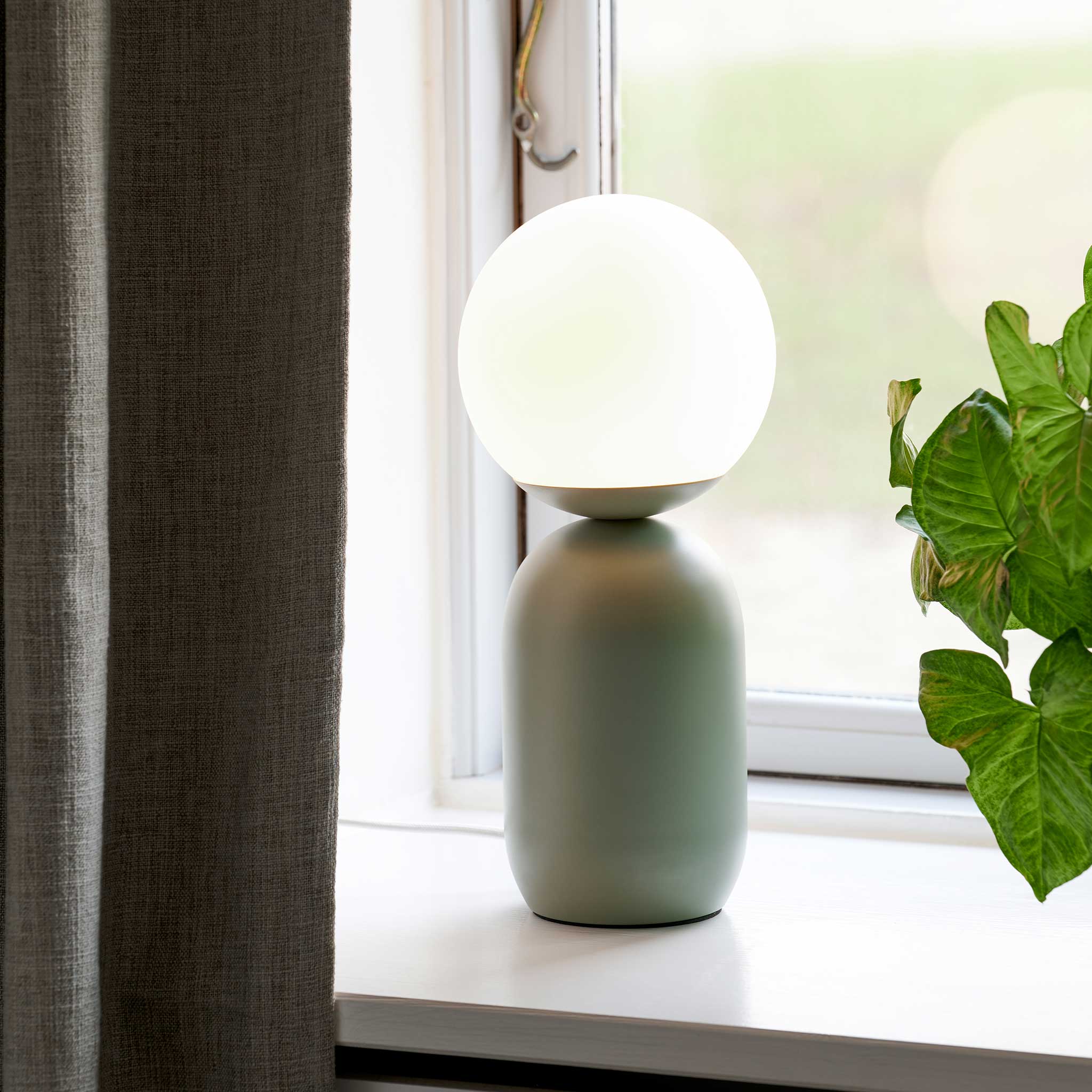 Alvara | Lampada da tavolo con globo in vetro satinato