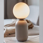 Alvara | Frostet glass globebordlampe